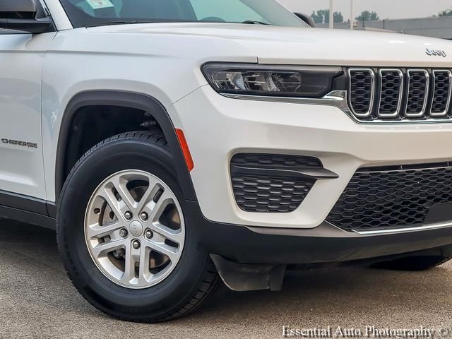 Used 2024 White Jeep Laredo image 3
