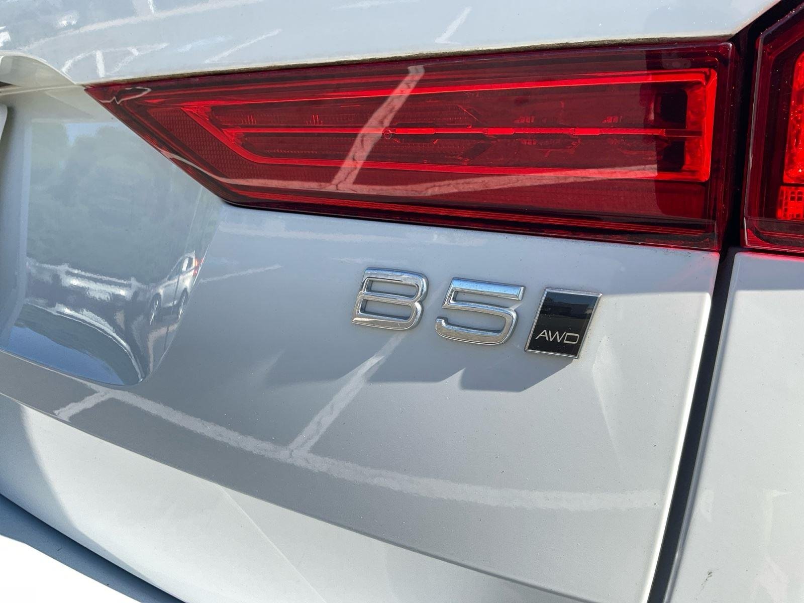 Used 2022 Crystal White Metallic Volvo Momentum image 17