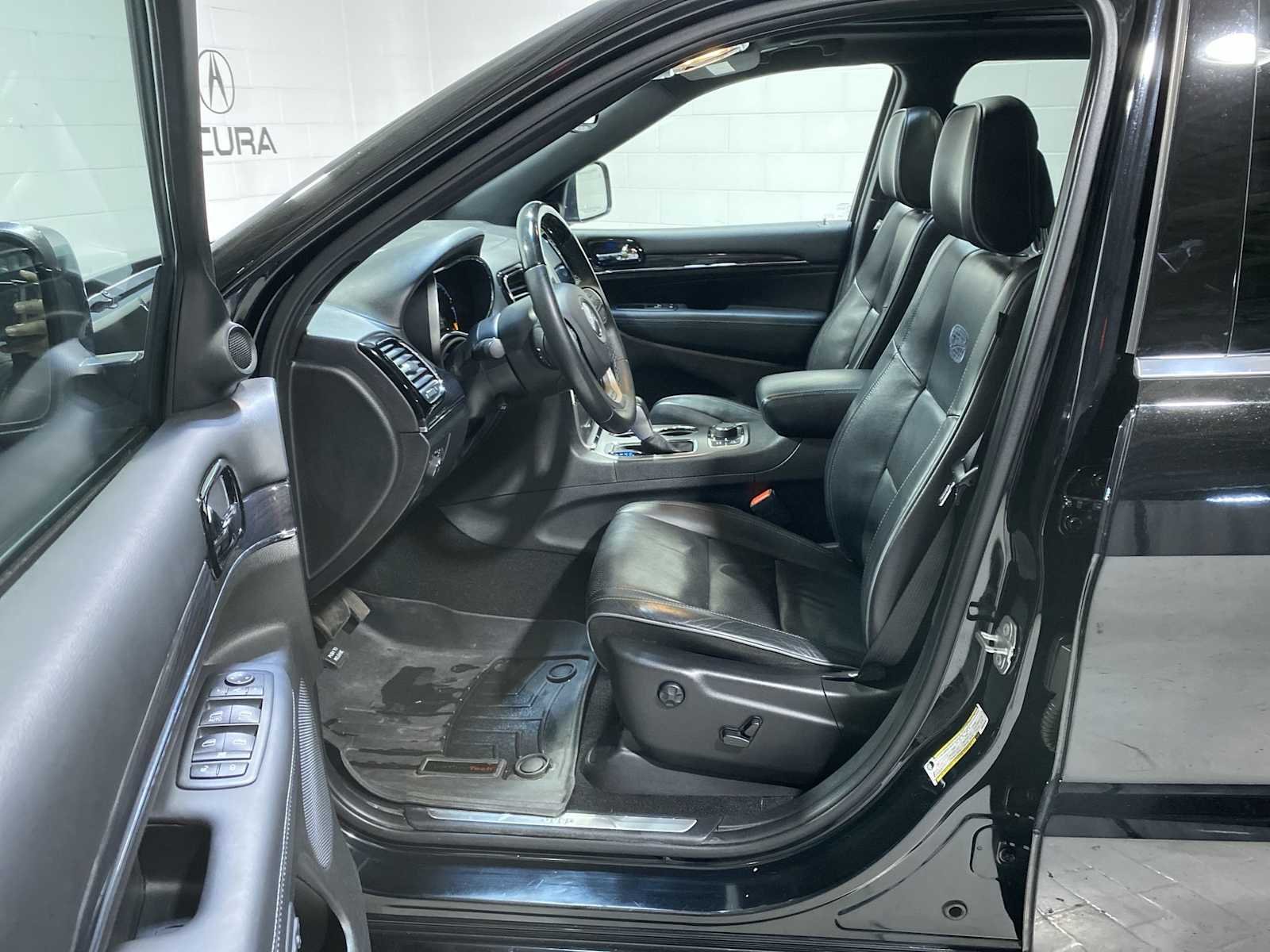 Used 2019 Diamond Black Crystal Pearlcoat Jeep Overland image 2