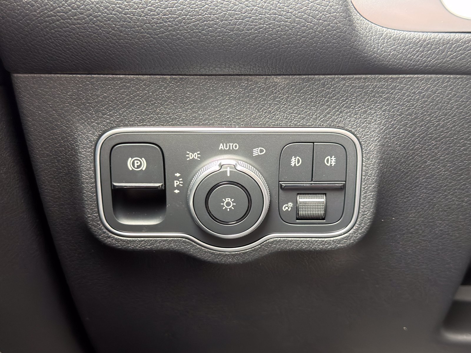 New 2026 Cirrus Silver Metallic Mercedes-Benz GLB 250 image 46
