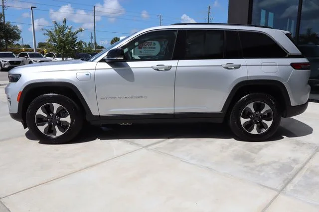 Used 2024 Silver Jeep 4xe image 7