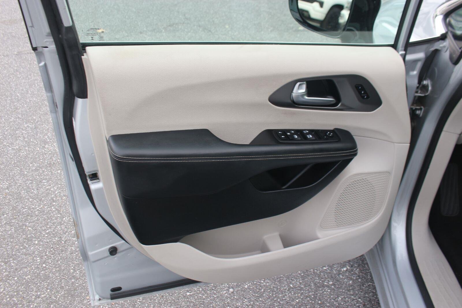 Used 2024 Silver Chrysler Touring L image 12