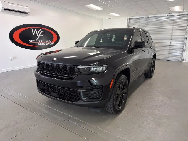 Used 2023 Black Jeep Altitude image 3