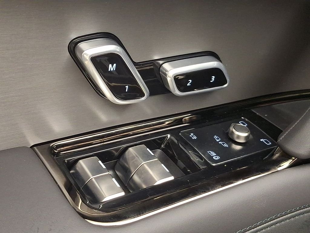 New 2027 Santorini Black Land Rover SE image 20