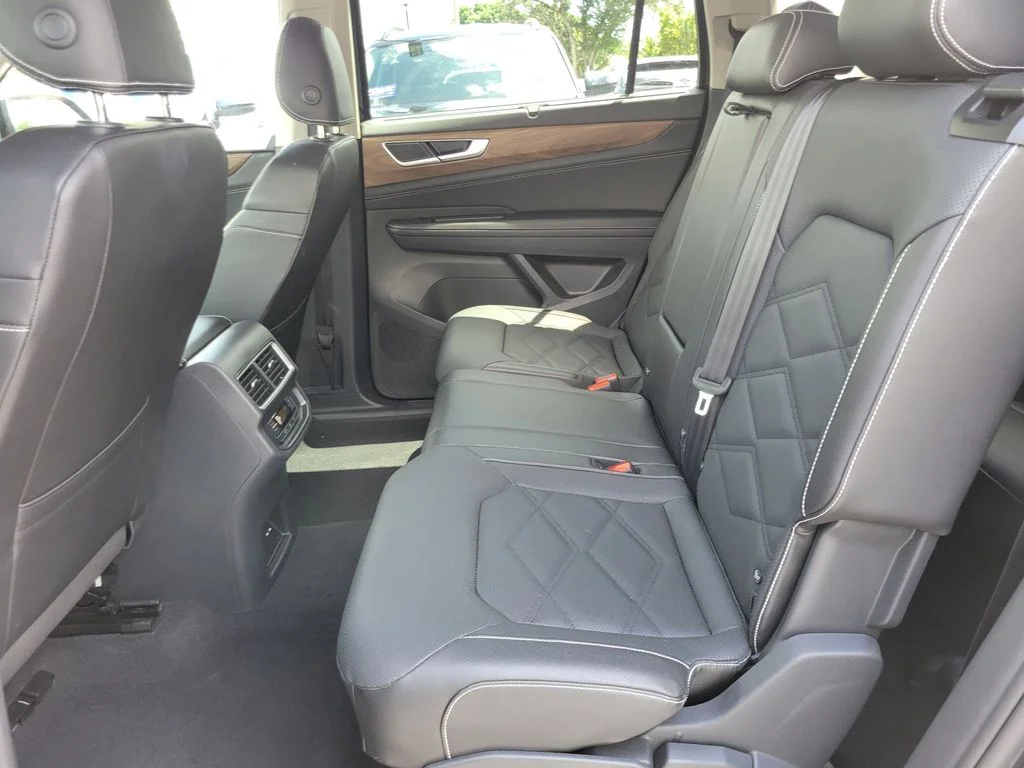 Used 2026  Volkswagen SE w/Technology image 8