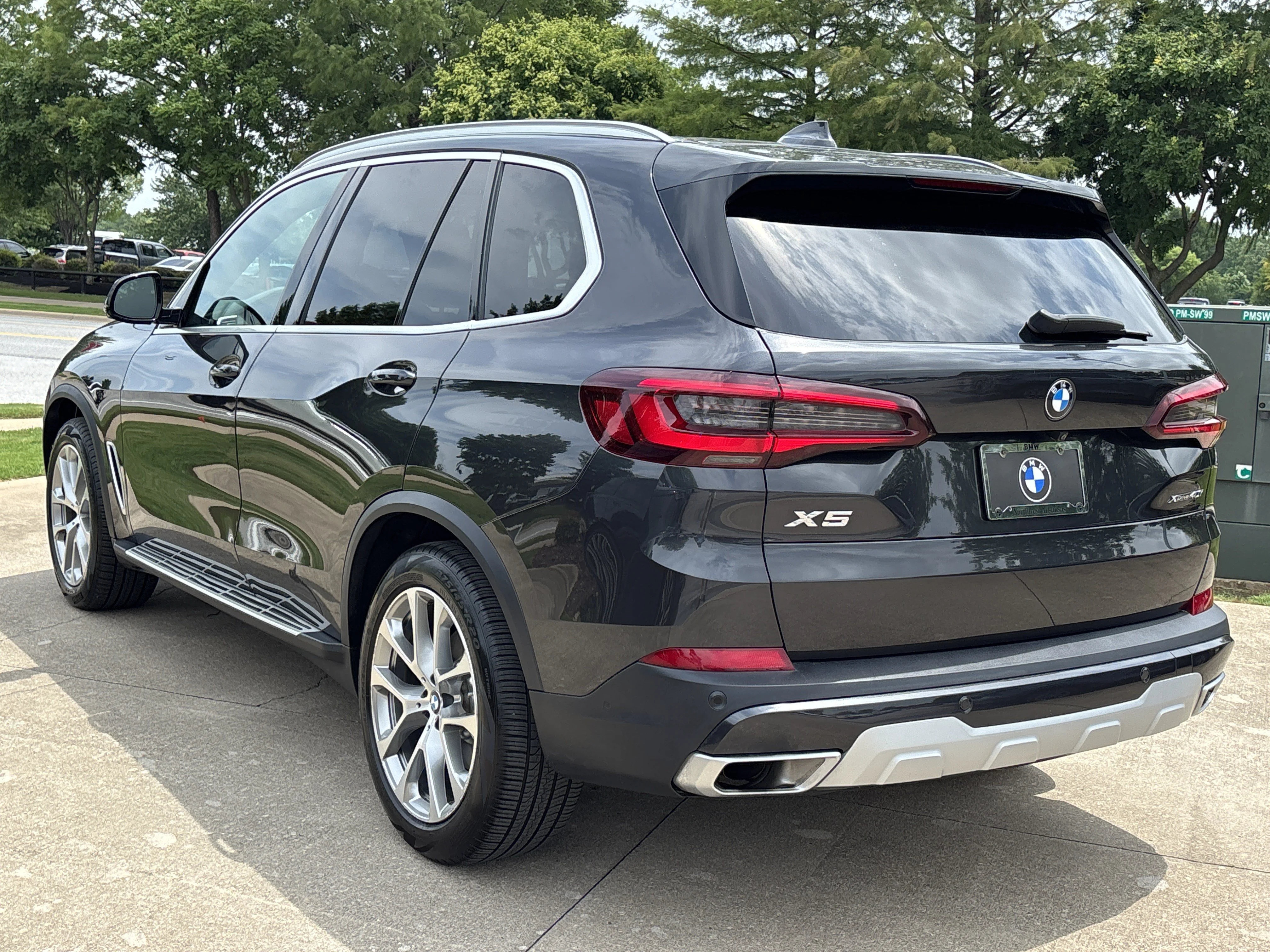 Used 2023 Dark Graphite Metallic BMW xDrive40i AWD image 11