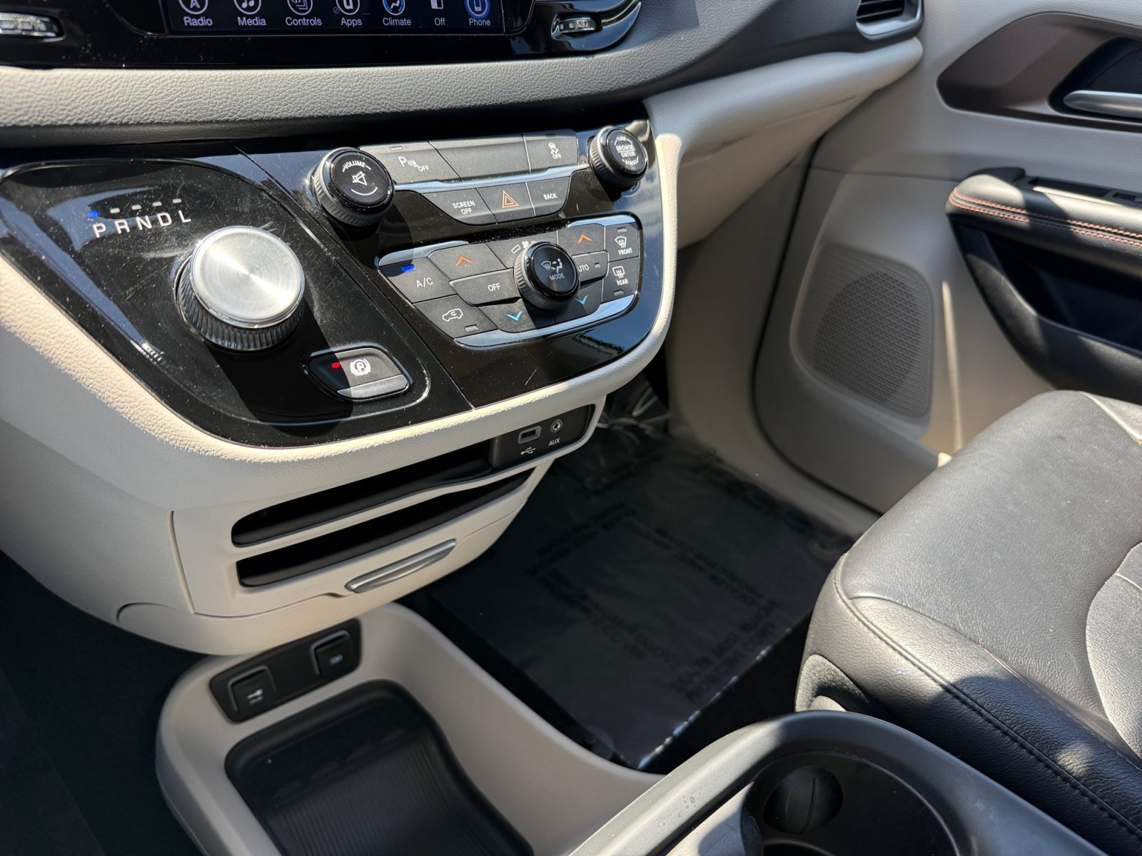 Used 2017 Molten Silver Chrysler Touring L image 13