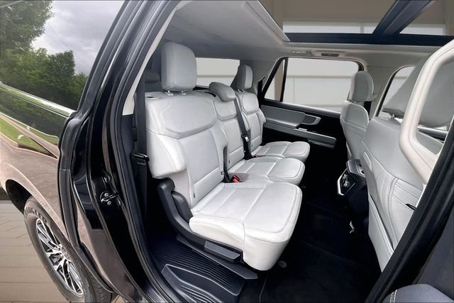 Used 2025 Black Ford Platinum image 27