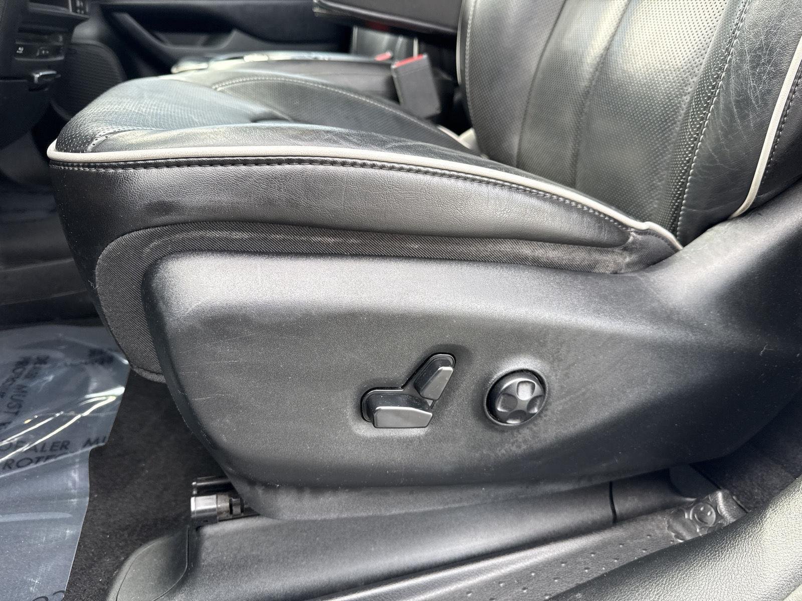 Used 2018 Bright White Clearcoat Chrysler Limited image 19