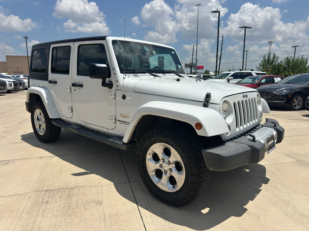 Used 2014 Bright White Clearcoat Jeep Sahara image 18