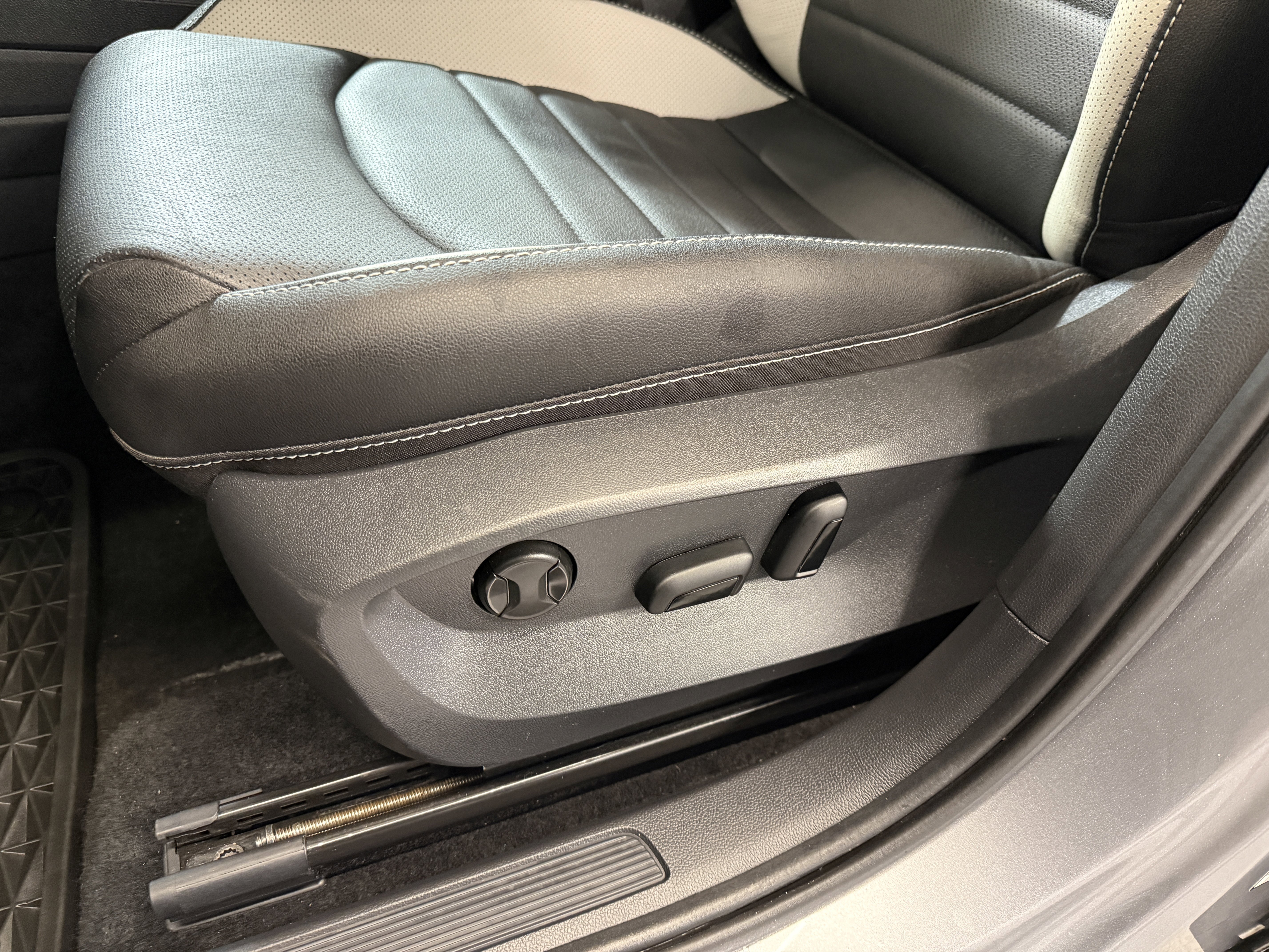 2025 Volkswagen Taos SEL - Photo 12