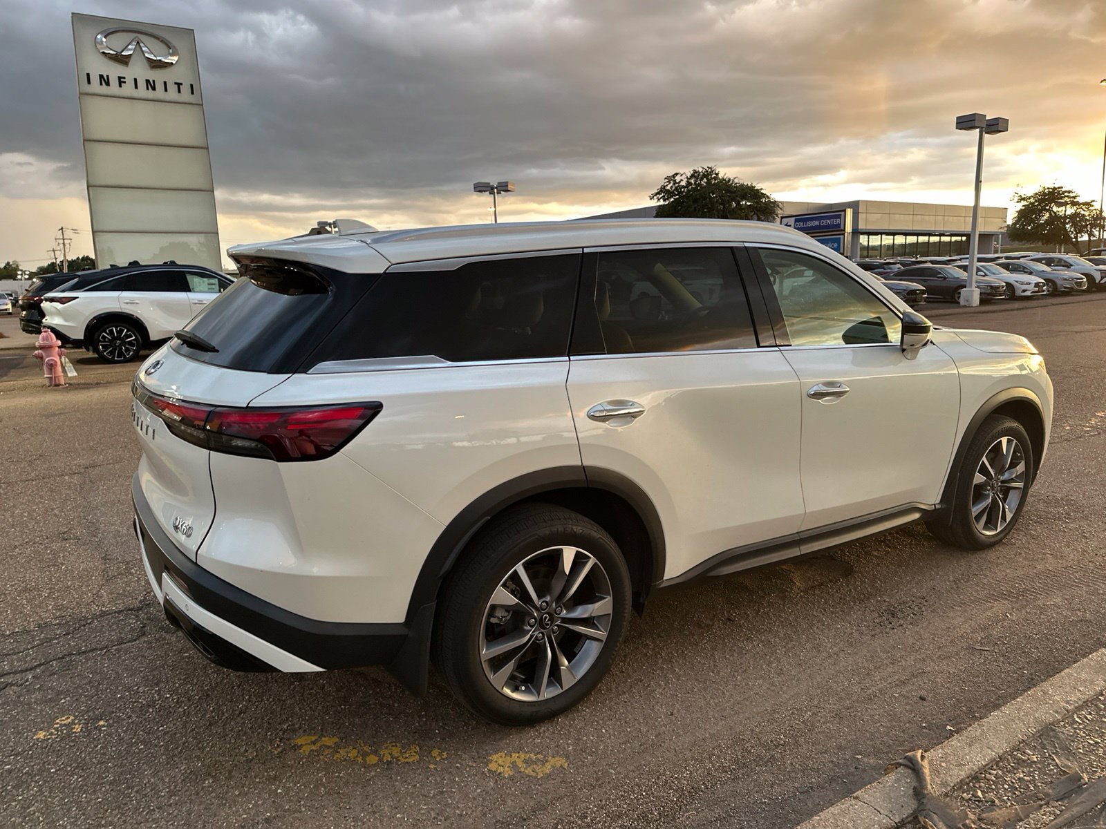 Used 2024 White INFINITI LUXE image 5