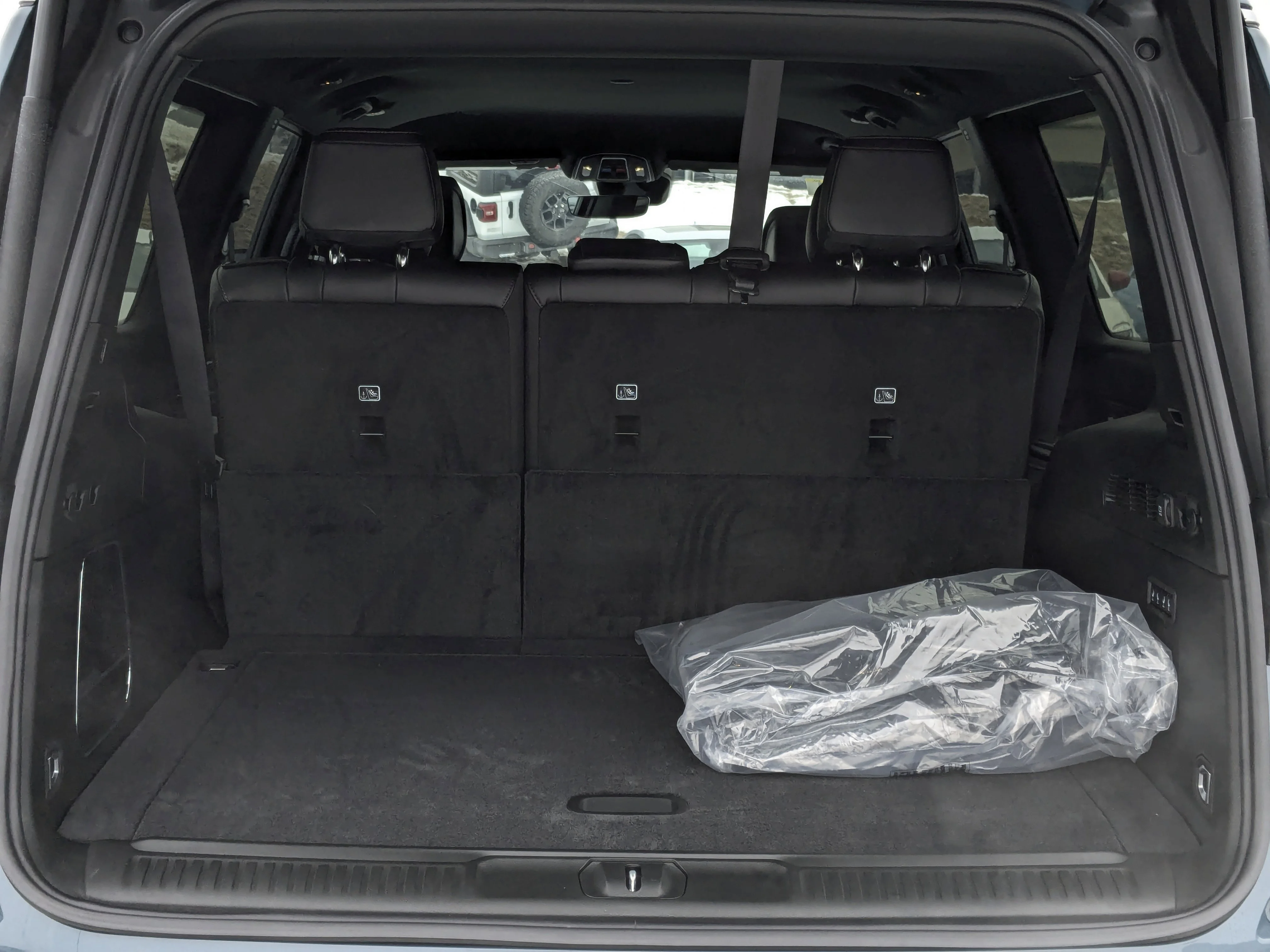 New 2026 Blue Jeep L - Hurricane SO Turbo - 8-Pass Seating - HD Trailer Tow - 12 Display - Vent Seats & More! image 30