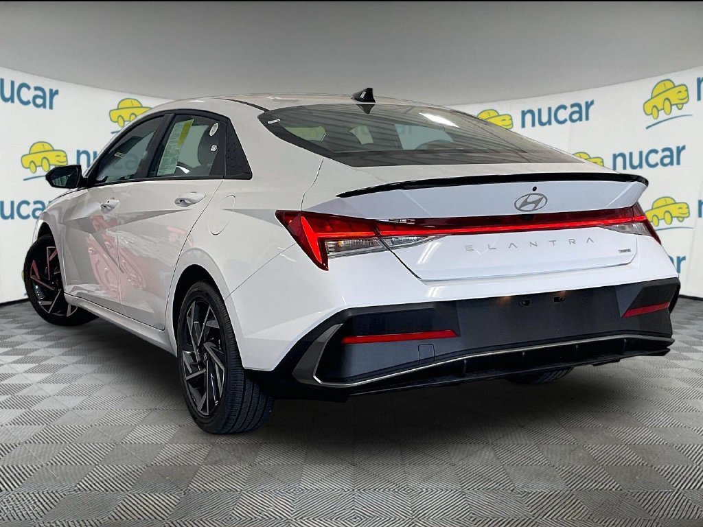 Used 2025 White Hyundai SEL Sport image 4