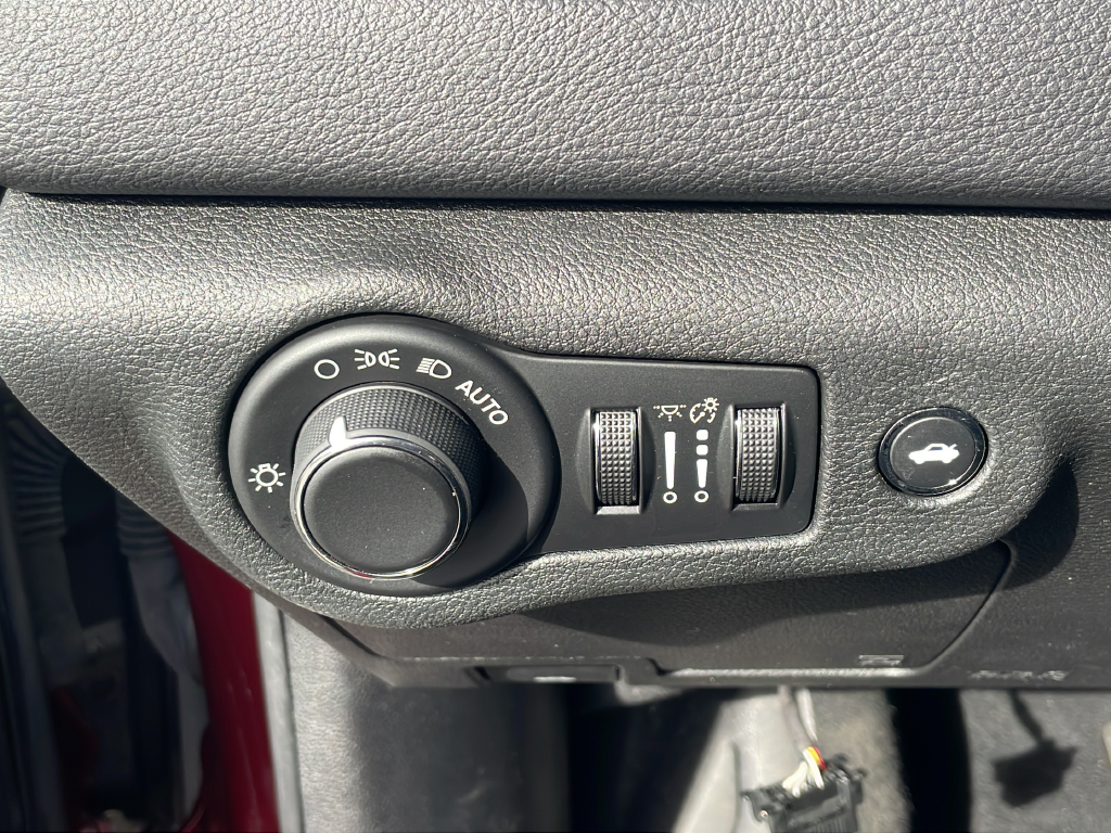 Used 2015 Red Chrysler Limited image 28