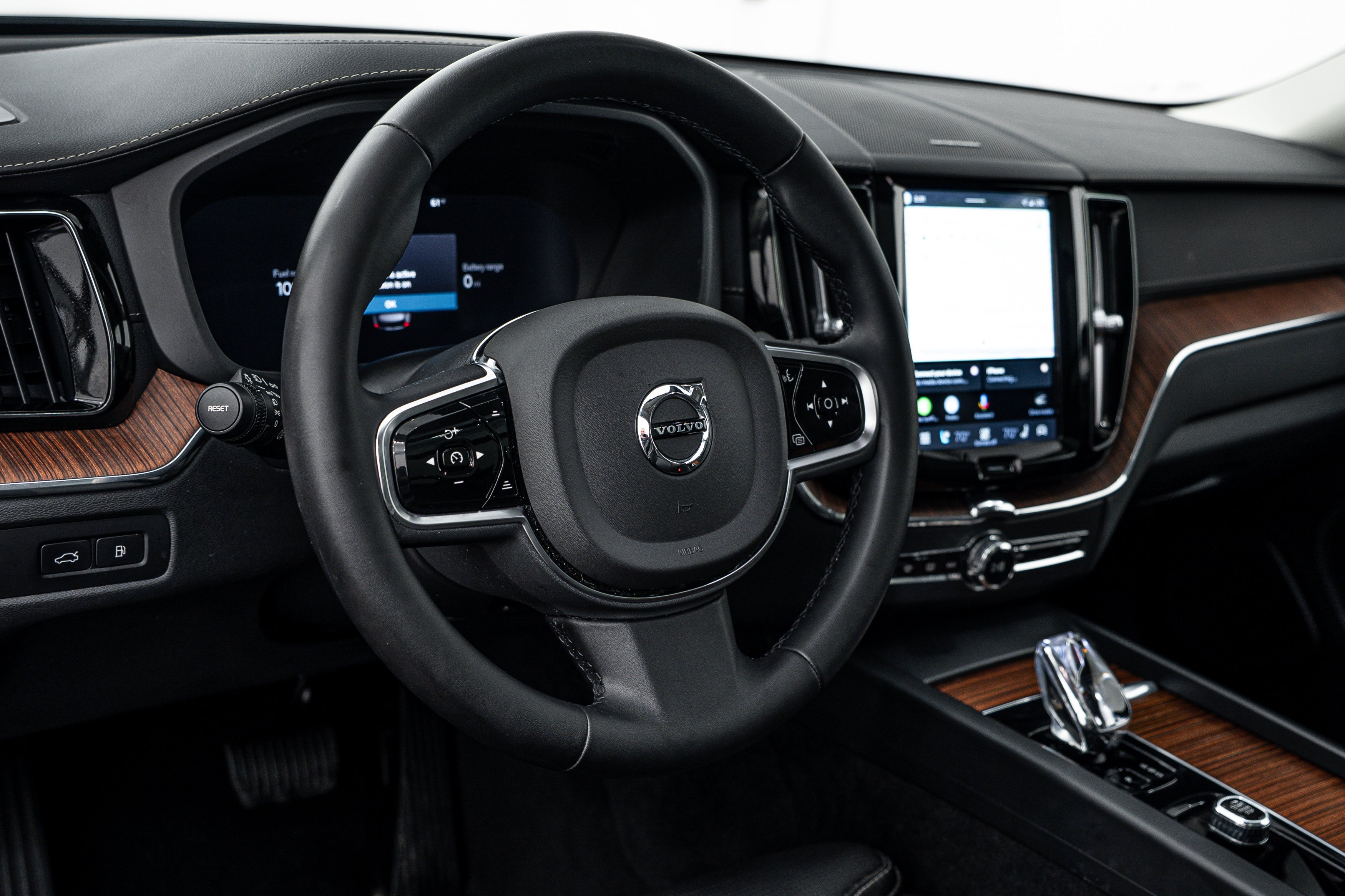 Used 2023 Onyx Black Metallic Volvo Ultimate Dark Theme image 11