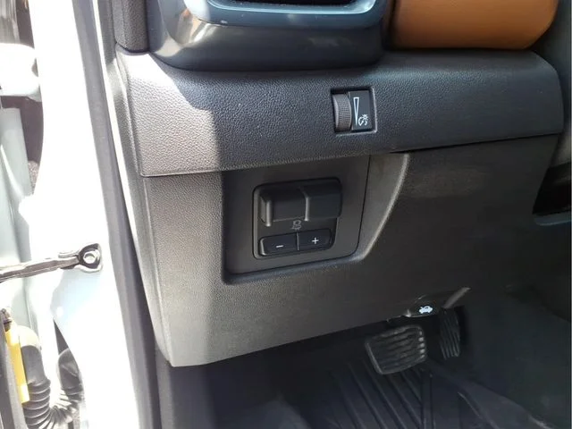 Used 2024 White GMC AT4 image 22