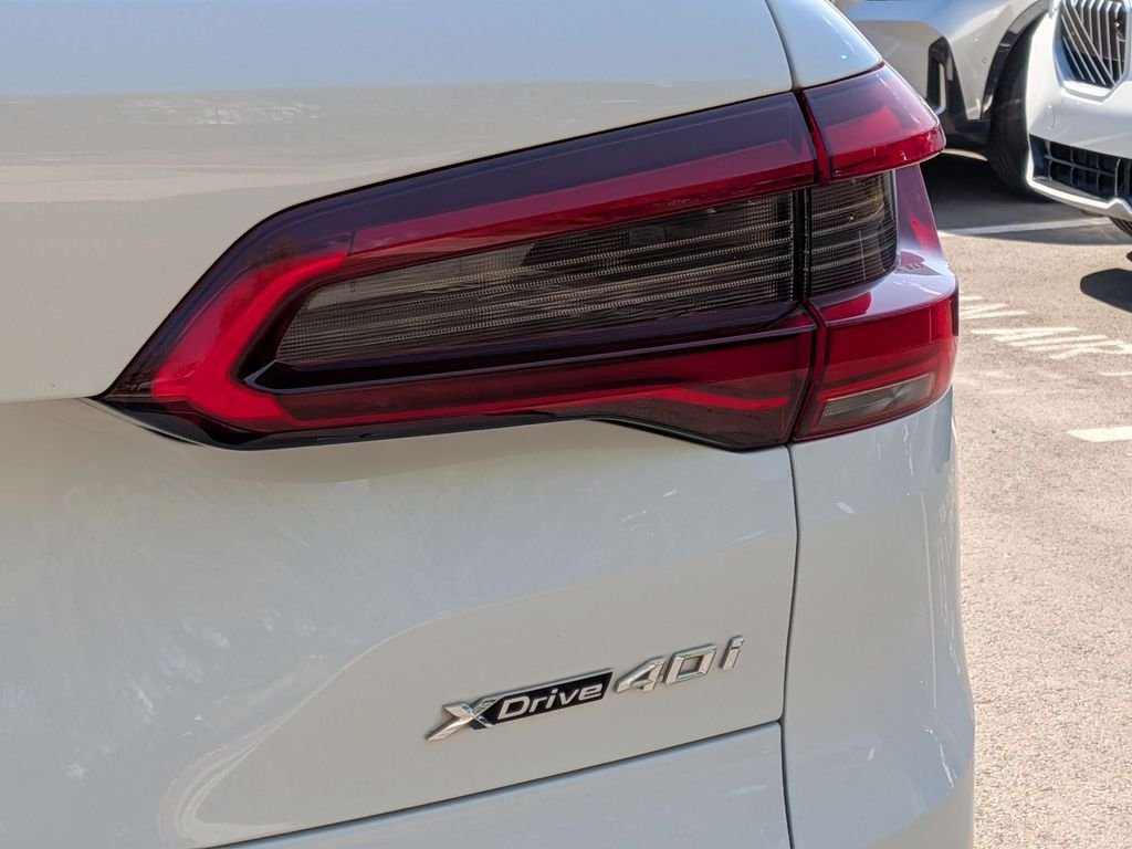 Used 2019 White BMW xDrive40i image 26