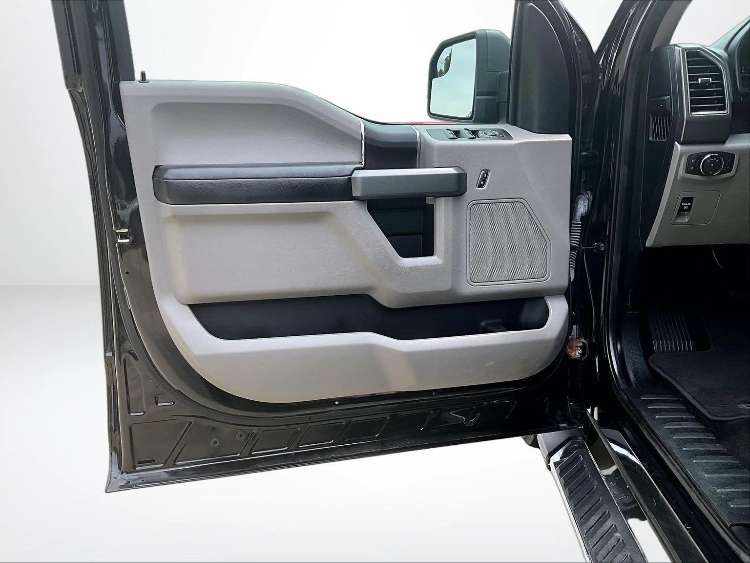 Used 2018 Black Ford XLT image 23