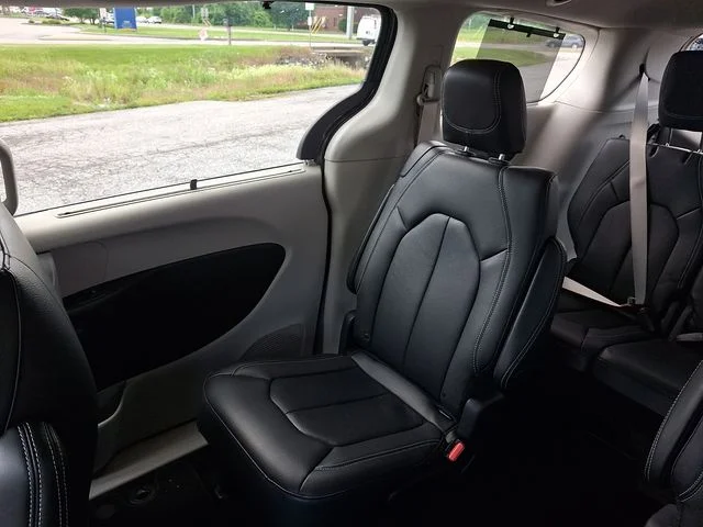 Used 2022 Gray Chrysler Touring L image 18