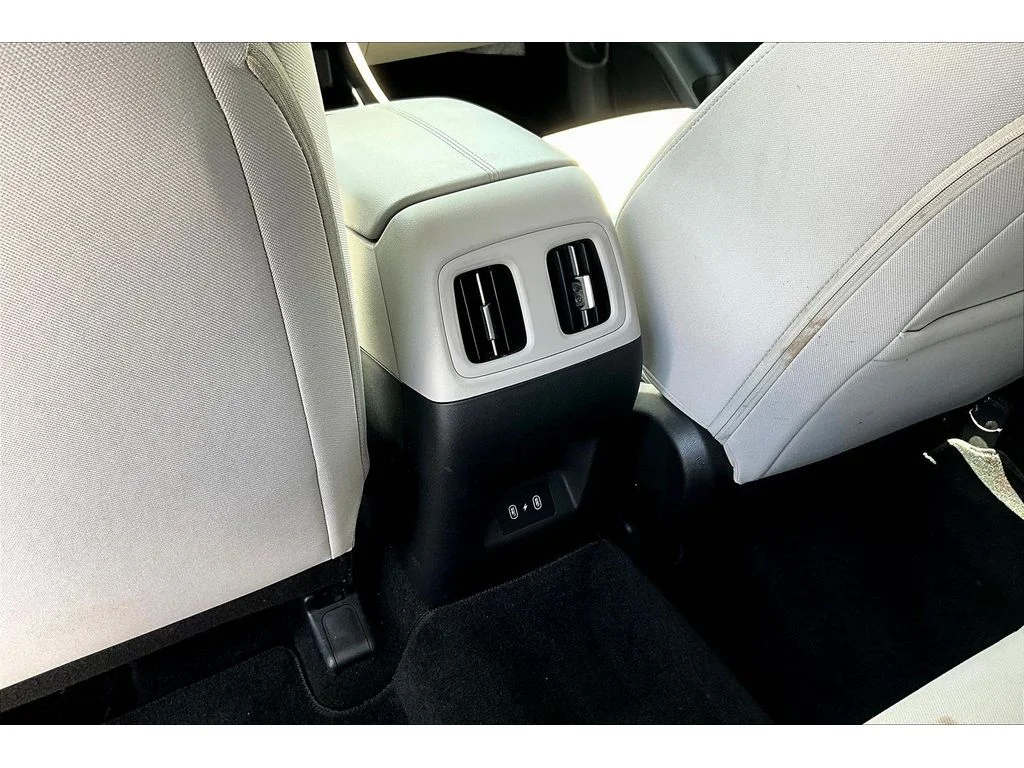 Used 2025  Hyundai SEL image 23