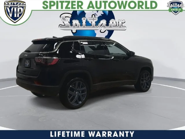New 2026 Diamond Black Crystal Pearl-Coat Exterior Paint Jeep Latitude image 17