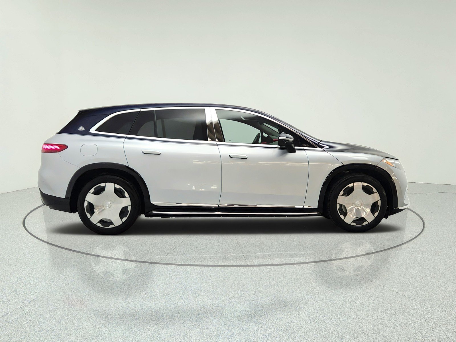 Used 2024 CIRRUS SILVER/NAUTIC Mercedes-Benz Maybach EQS 680 4MATIC® SUV image 4