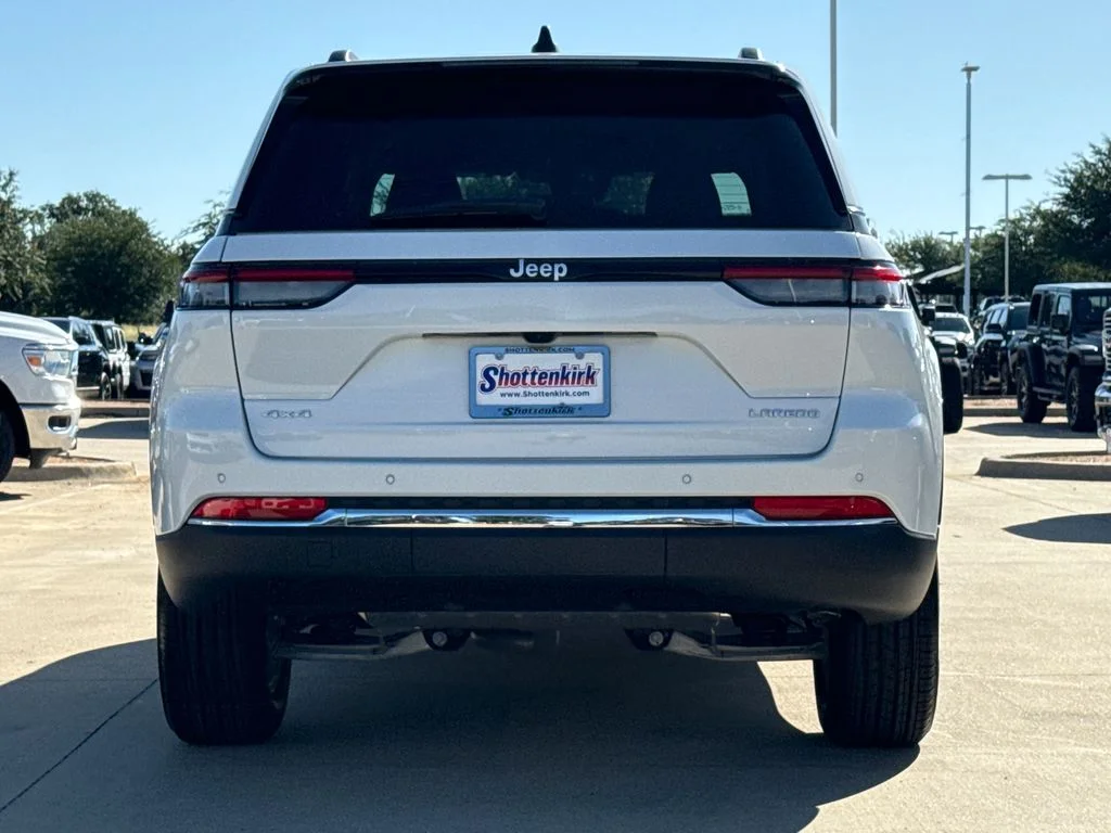 New 2026 Bright White Clear-Coat Exterior Paint Jeep Laredo X image 7