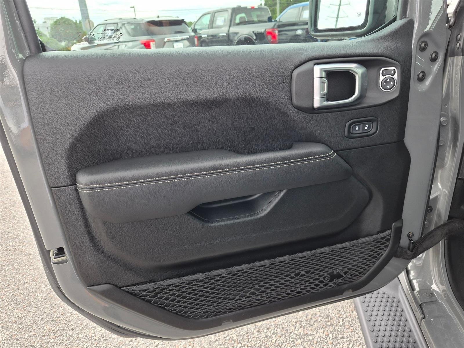 Used 2022 Sting-Gray Clearcoat Jeep Unlimited Sahara image 11