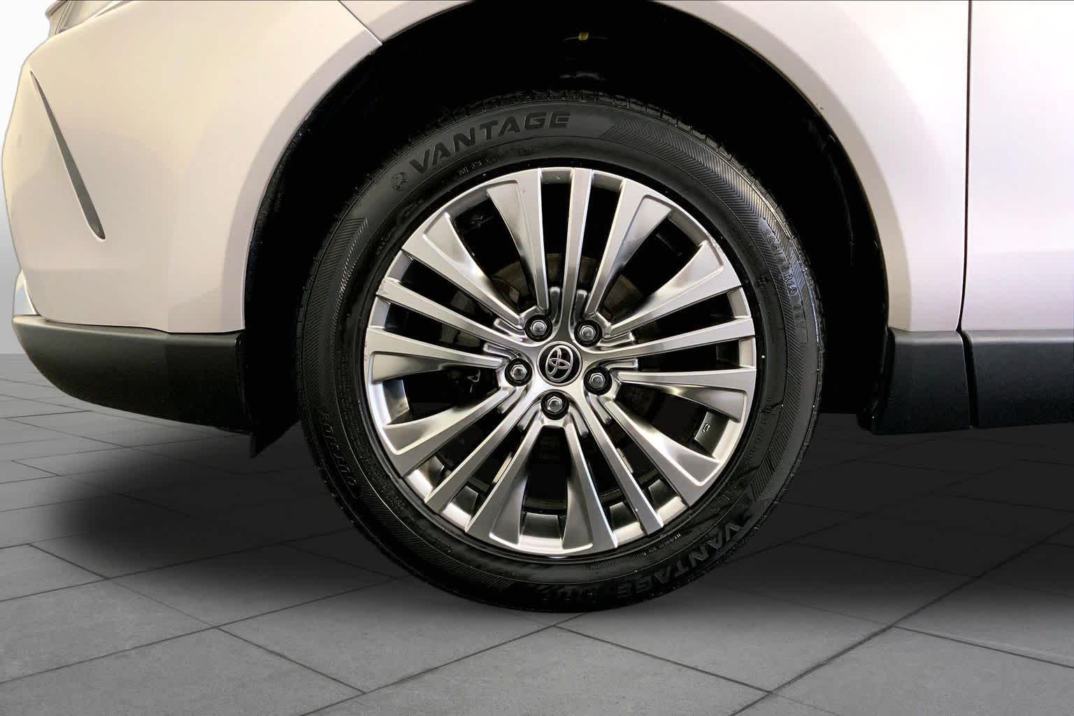 Used 2022 Titanium Glow Toyota XLE image 11