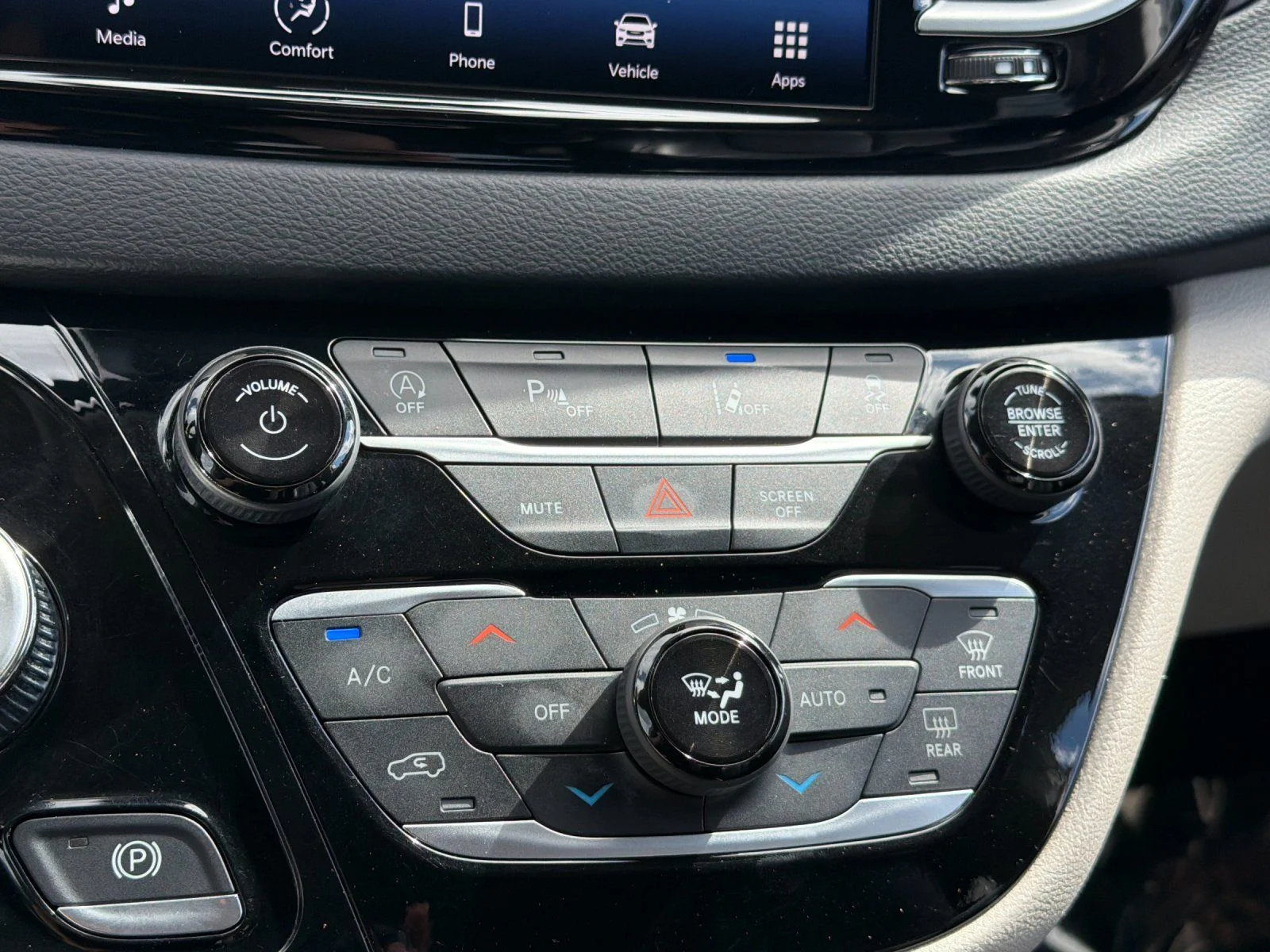Used 2023 White Chrysler Touring L image 19