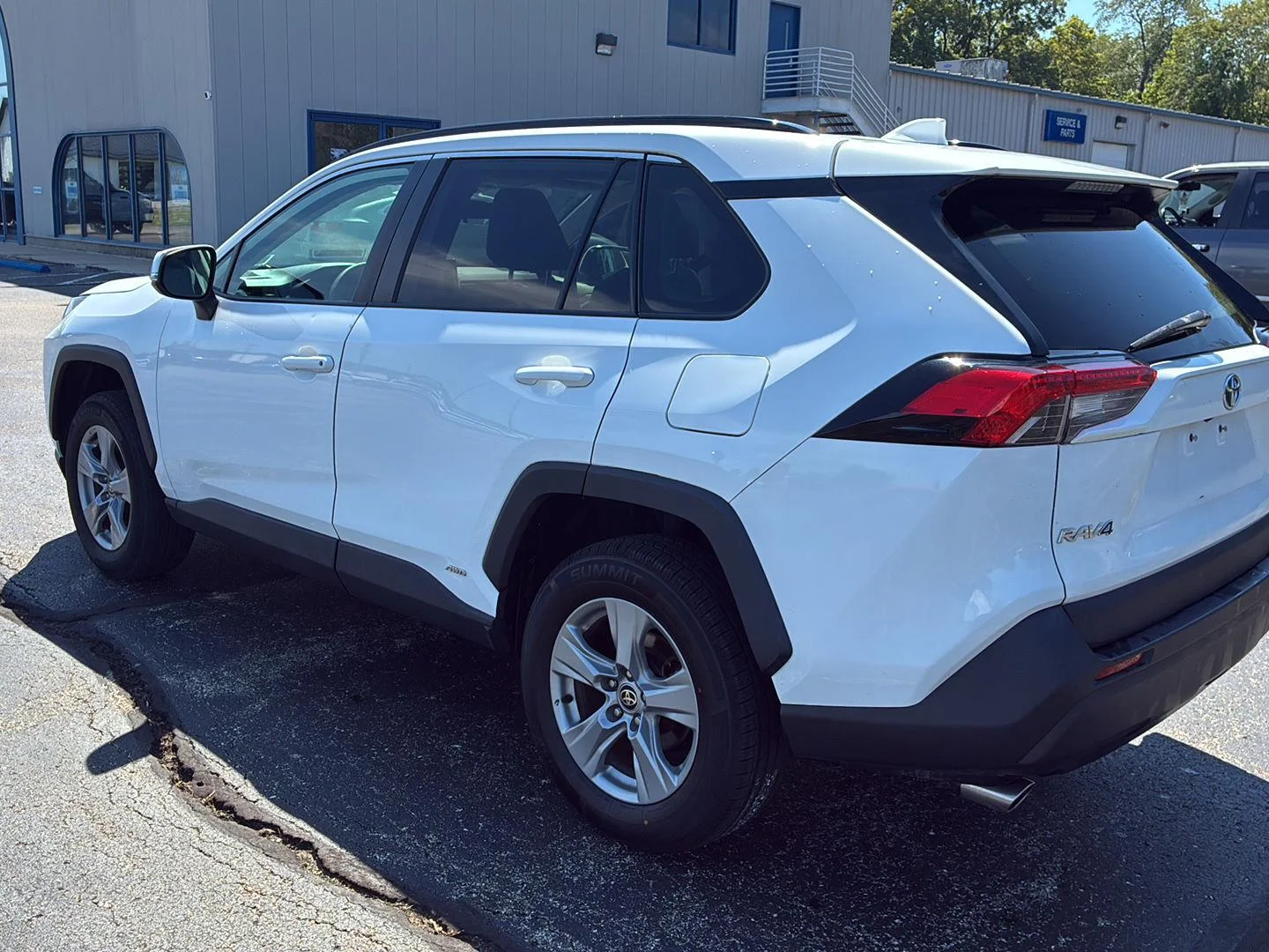 Used 2022 White Toyota XLE image 3
