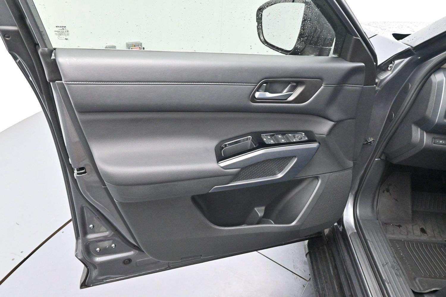 Used 2025 Gun Metallic Nissan SL image 9