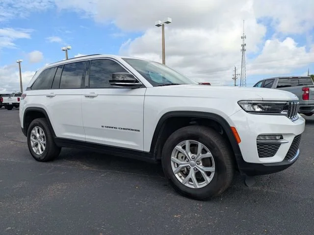 Used 2024 Bright White Cl Jeep Limited image 4