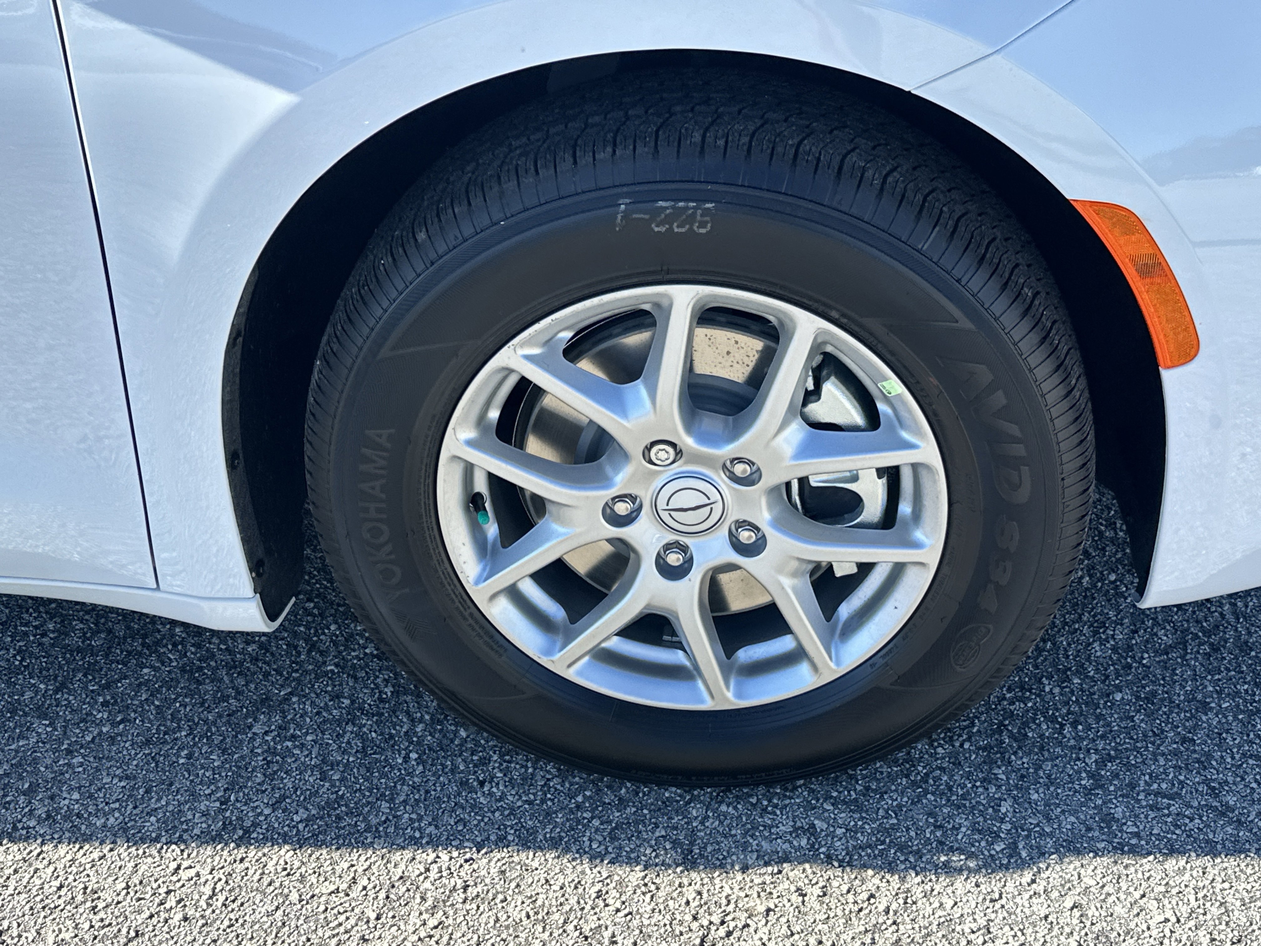 New 2026 Bright White Clear-Coat Exterior Paint Chrysler Select image 13