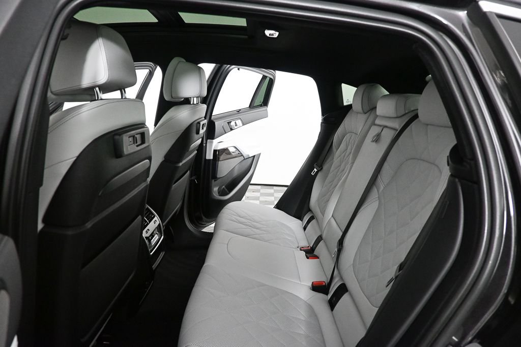 Used 2023 Gray BMW xDrive40i image 18