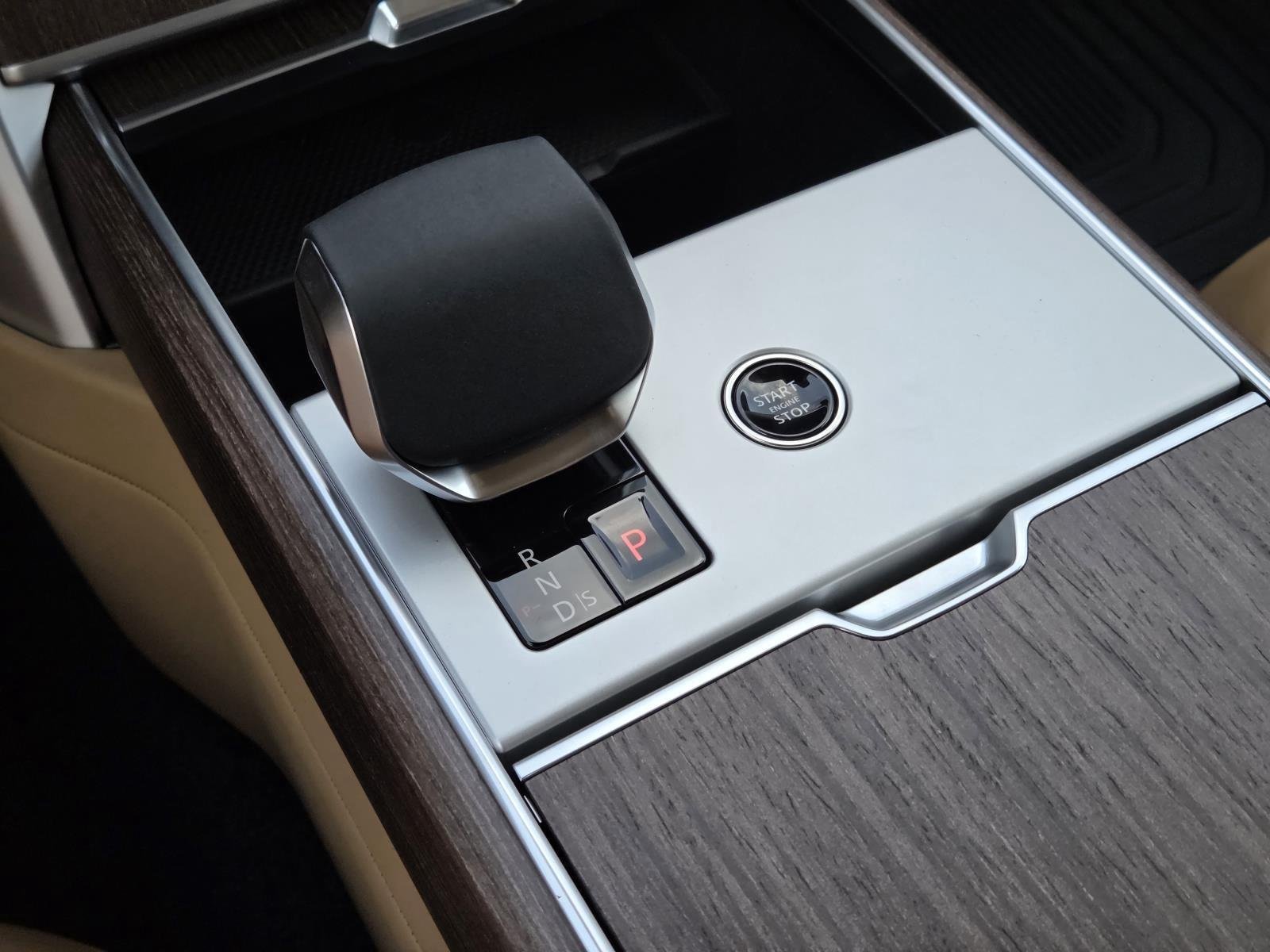 New 2026 Eiger Grey Land Rover SE image 27