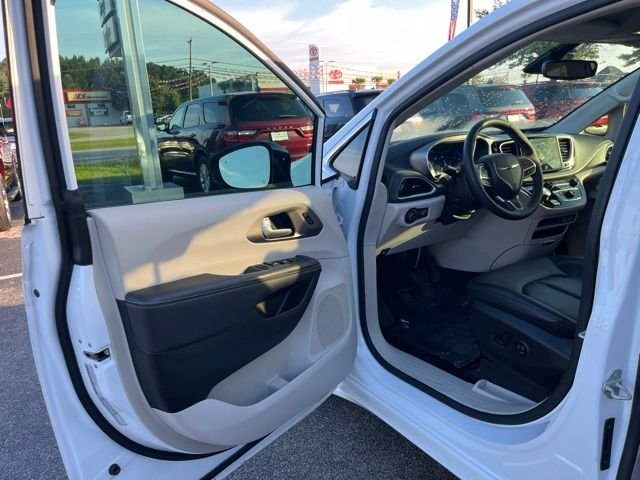 Used 2024 White Chrysler Touring L image 4