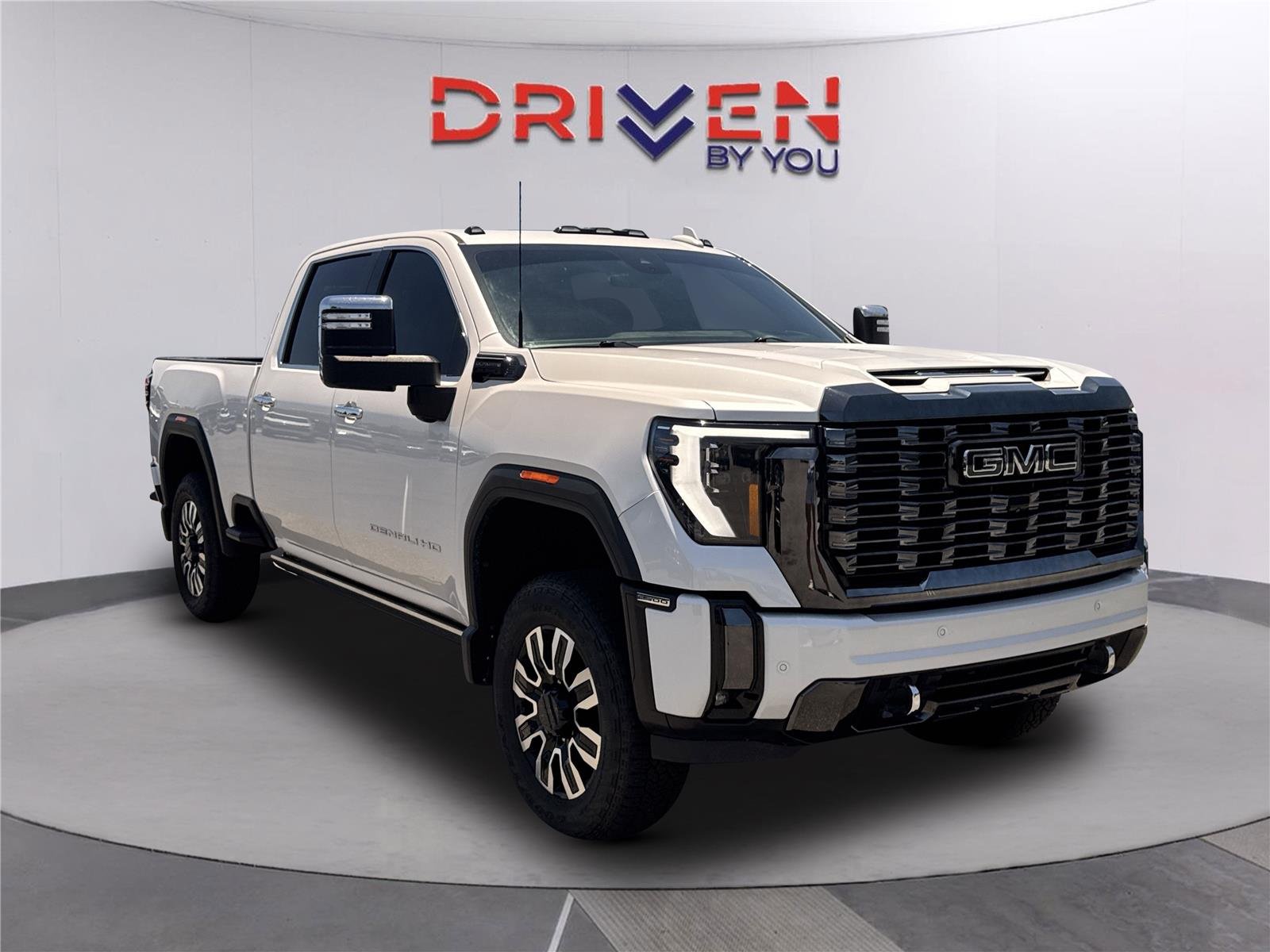 Used 2024 White Frost Tricoat GMC Denali Ultimate image 2
