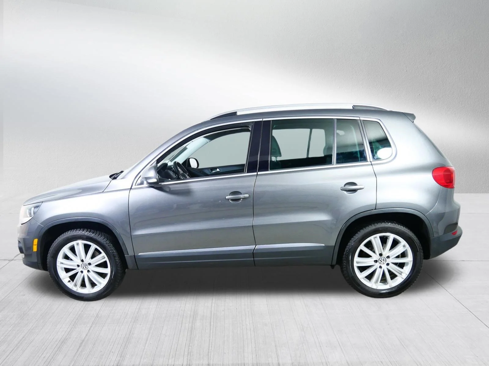 Used 2014 Pepper Gray Metallic Volkswagen SE image 4