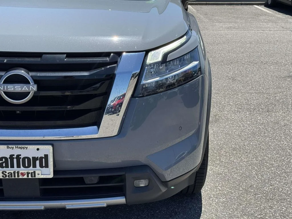 Used 2022 Gray Nissan SL image 8