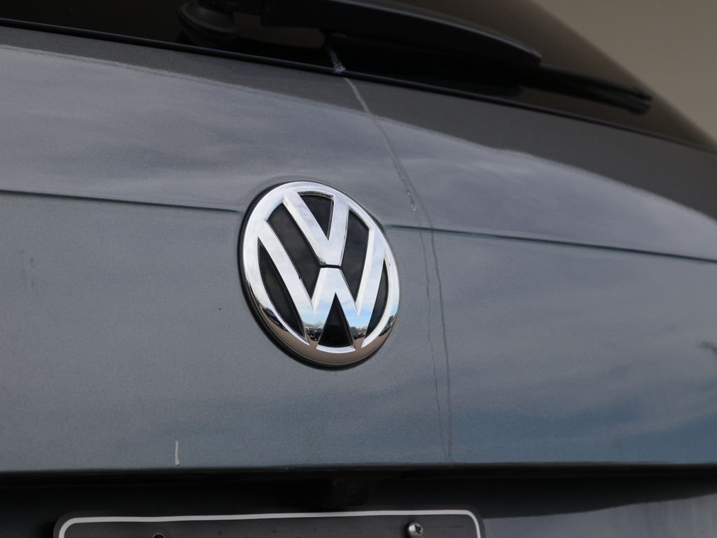 Used 2018 Gray Volkswagen 2.0T SEL image 32