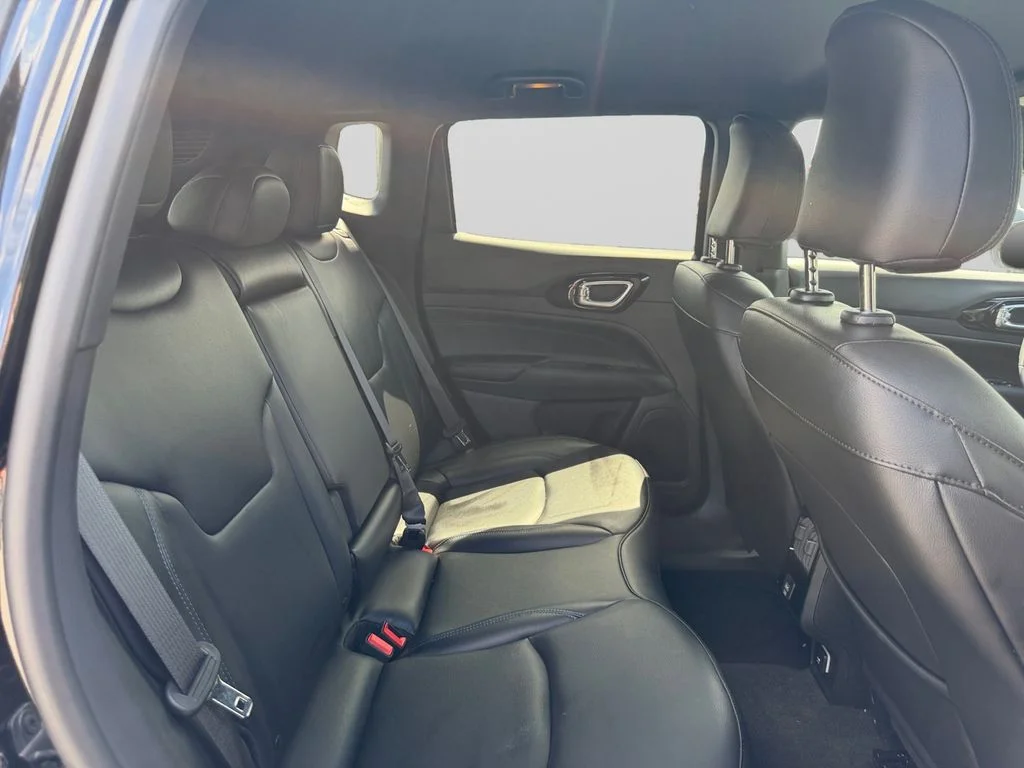 New 2026 Diamond Black Crystal Pearl-Coat Exterior Paint Jeep Limited image 18