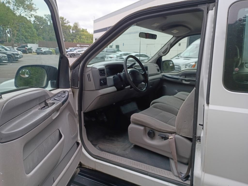 Used 2001 Oxford White Clearcoat Ford XL image 11