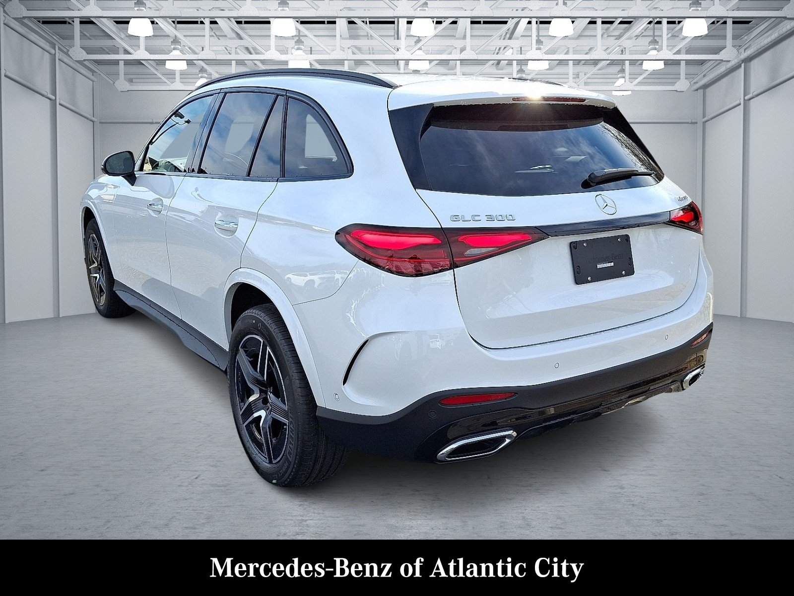 New 2026 MANUFAKTUR Moonlight White Metallic Mercedes-Benz GLC 300 image 3