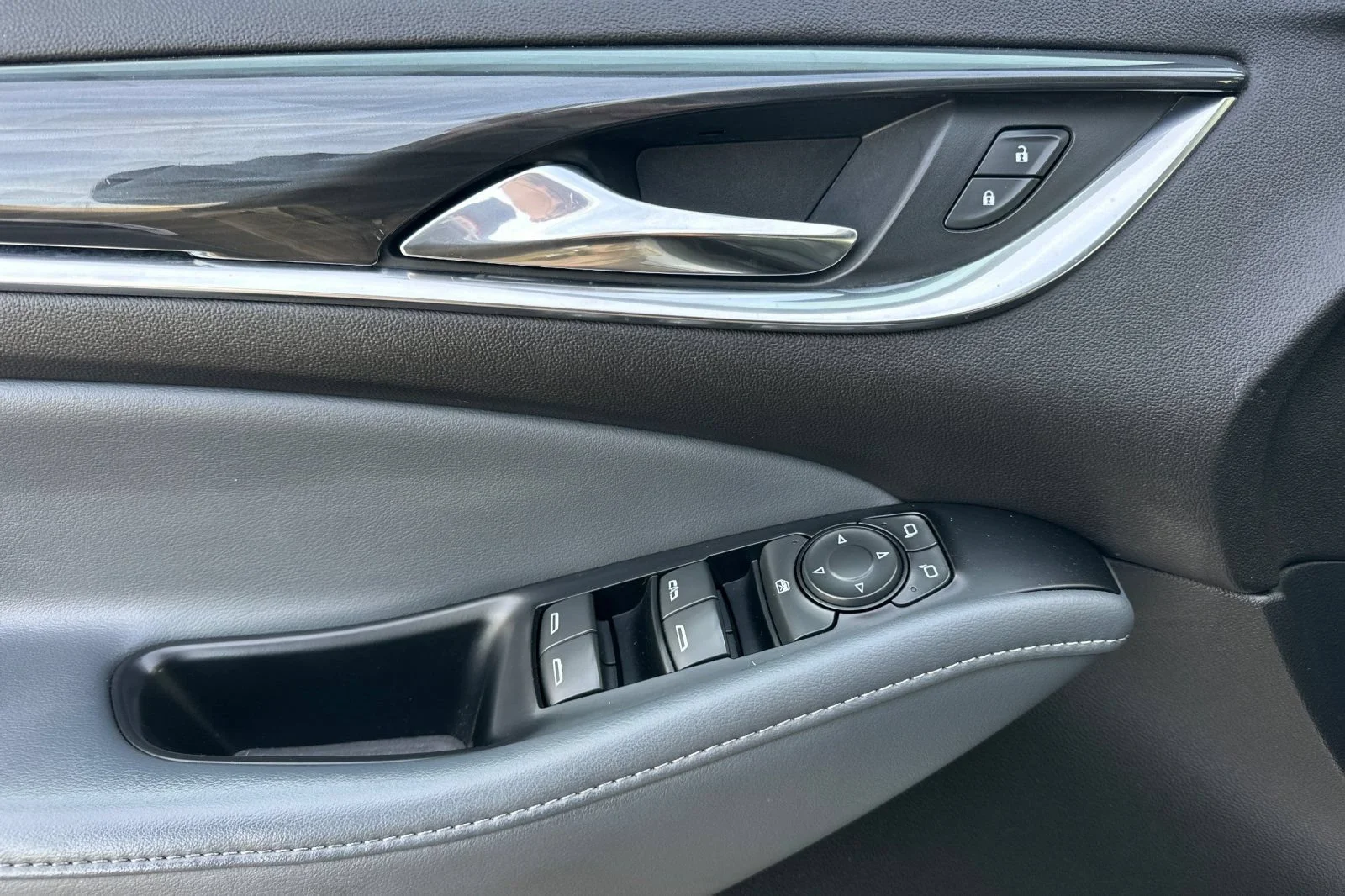Used 2022 Summit White Buick Essence image 10