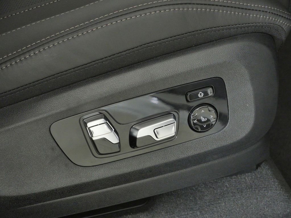 New 2027 Mineral White Metallic BMW M60i image 22