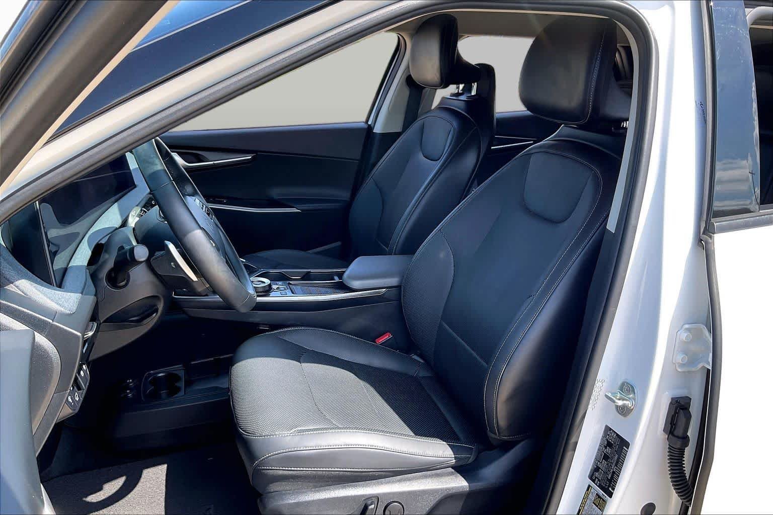 Used 2022 Snow White Pearl Kia Wind image 7