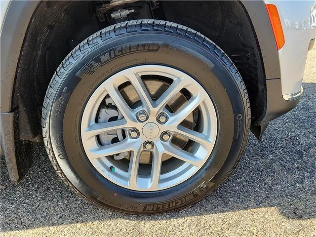 Used 2025 Silver Jeep Laredo 4x4 image 7