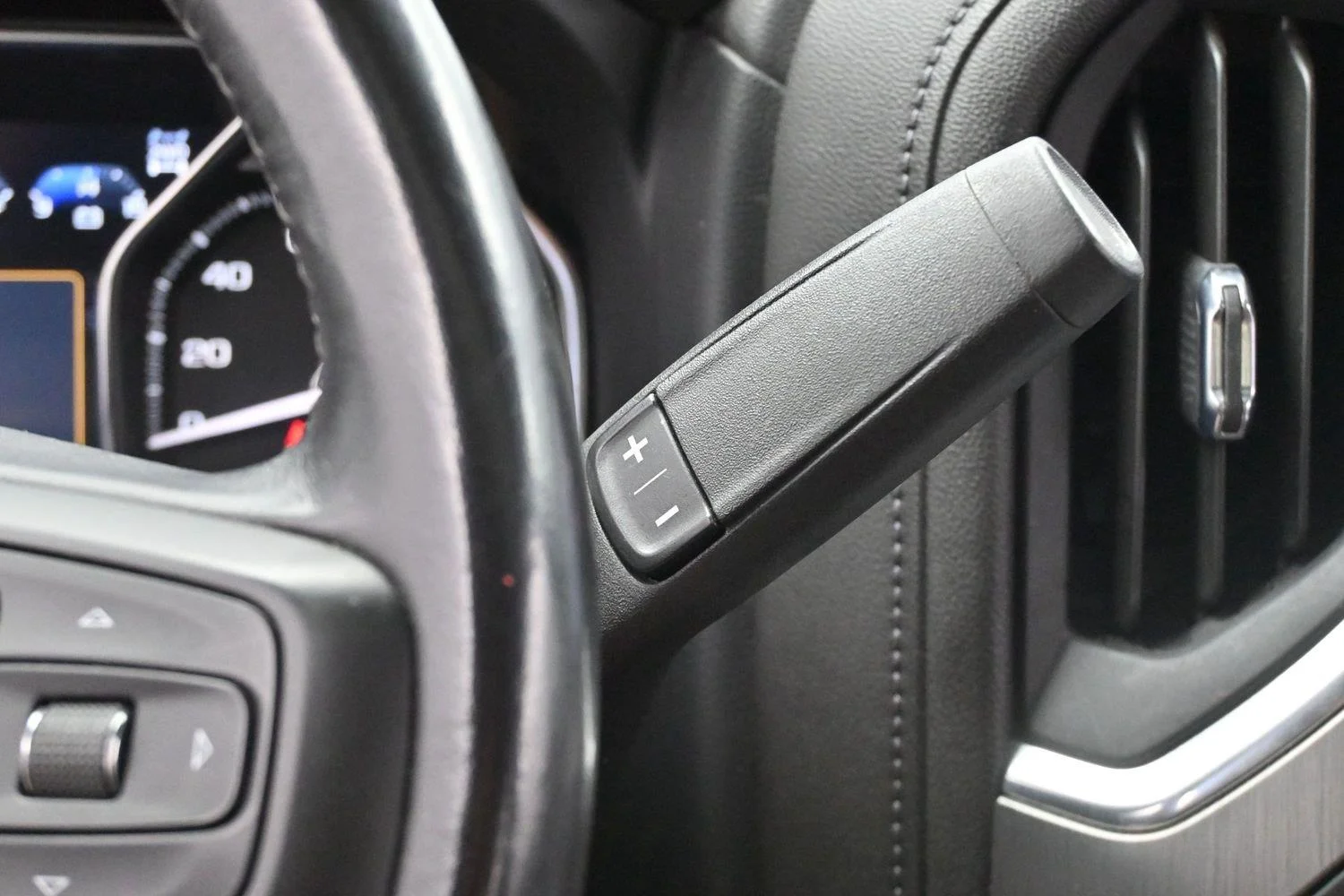 Used 2022 White Frost Tricoat GMC Denali image 28